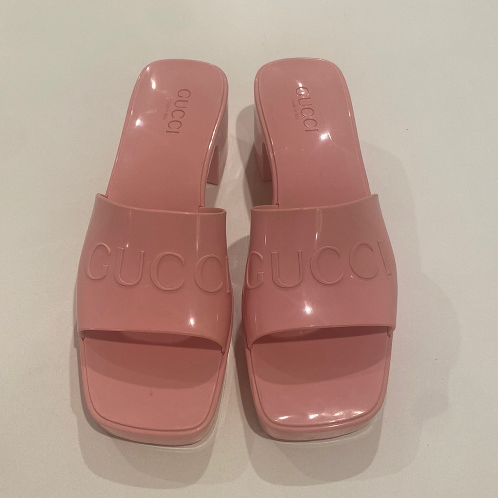 Gucci pink rubber slide